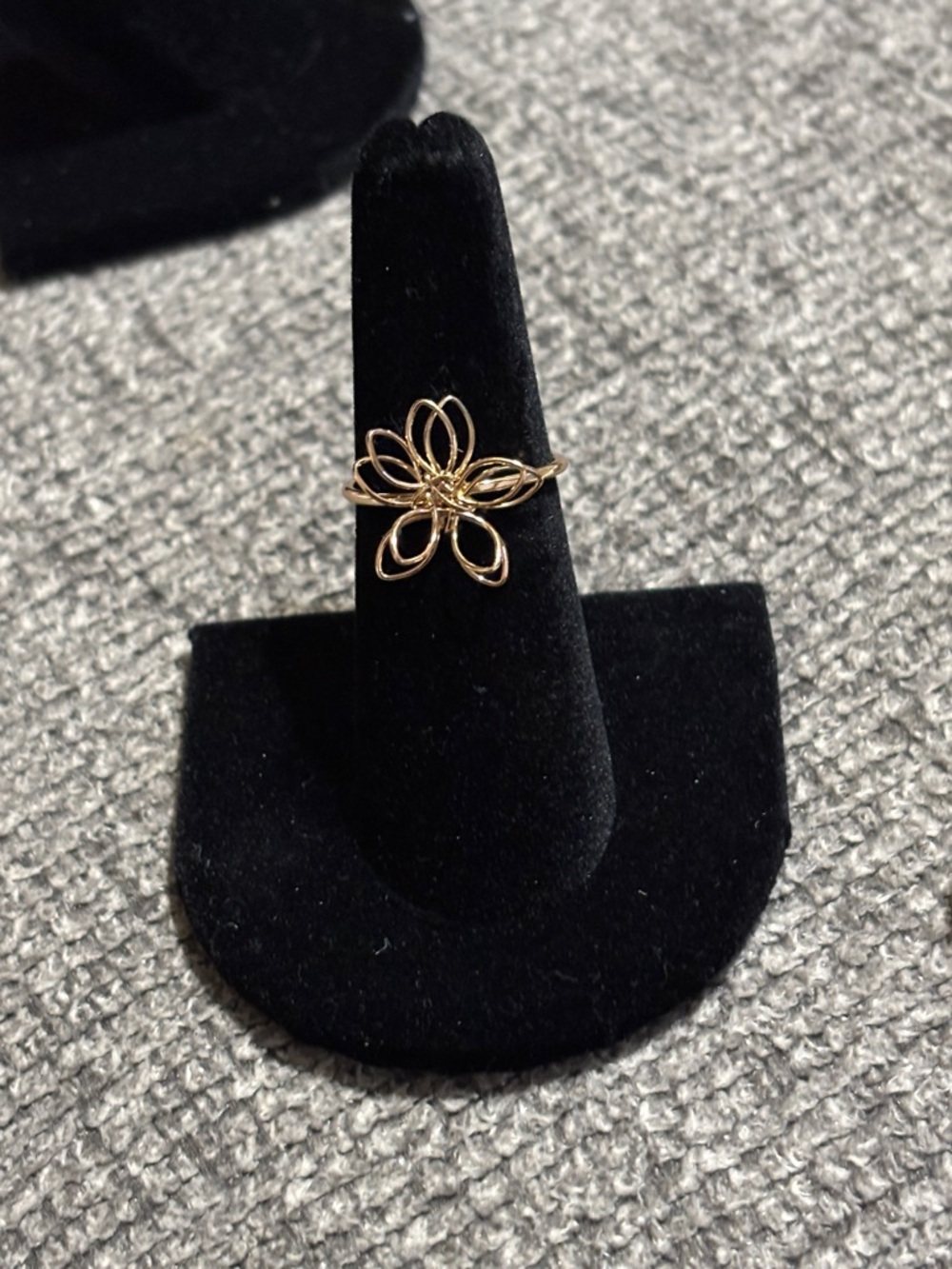 Delicate Gold Flower Outline Ring - Women's Jewelry size 6